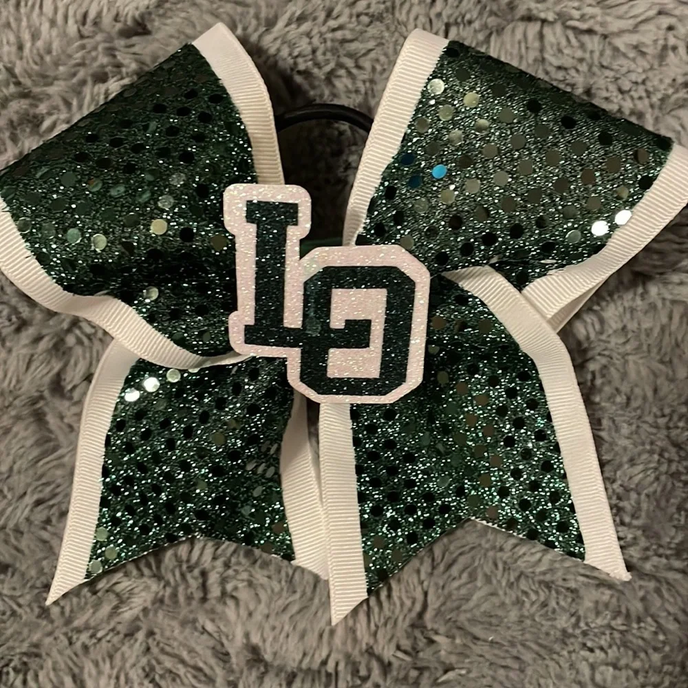 Bundle of 7 green and white cheer bows